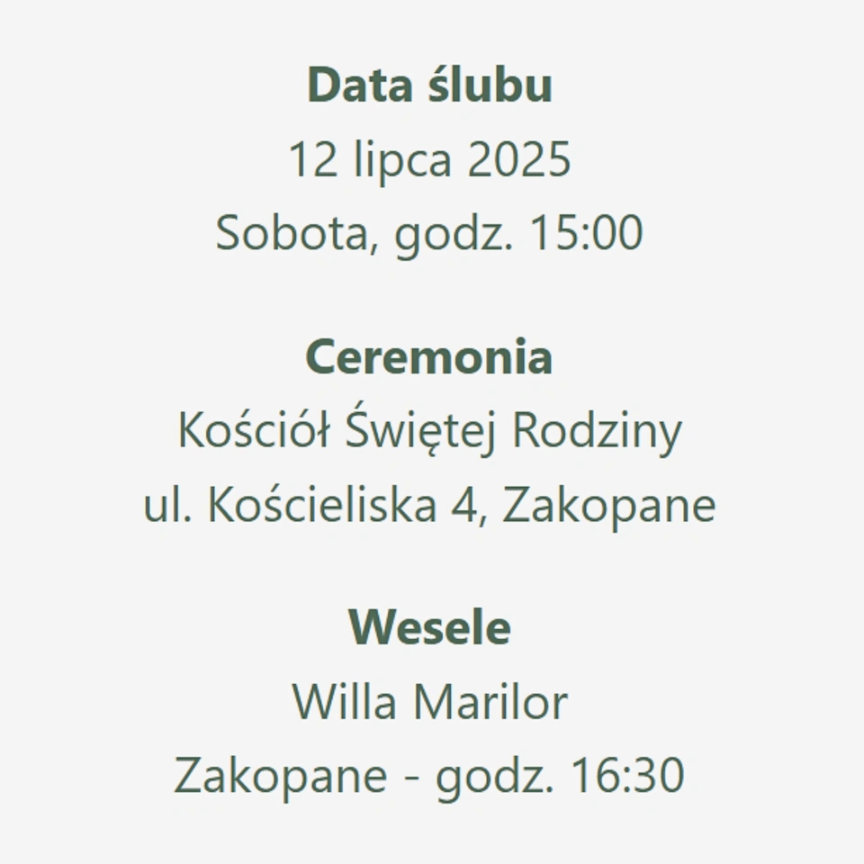 Gość weselny przeglądający cyfrowe zaproszenie na telefonie