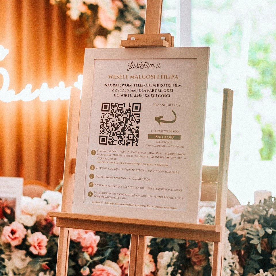 Gość skanuje kod QR i przesyła zdjęcia z wesela